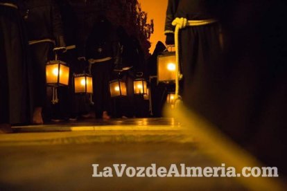 Procesión de la Hermandad Juvenil del Santo Cristo del Perdón, Vía Crucis Penitencial de Silencio. Semana Santa de Almería Capita. Lunes
