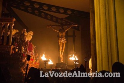 Procesión de la Hermandad Juvenil del Santo Cristo del Perdón, Vía Crucis Penitencial de Silencio. Semana Santa de Almería Capita. Lunes