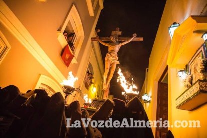 Procesión de la Hermandad Juvenil del Santo Cristo del Perdón, Vía Crucis Penitencial de Silencio. Semana Santa de Almería Capita. Lunes