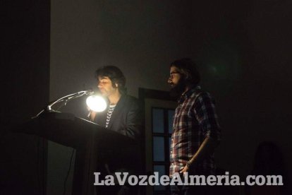 Escritores, músicos y amigos de la editora Ana Santos se reúnen en la Villaespesa para repasar su legado literario. Fotos: Fran Muñoz.