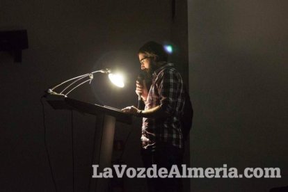 Escritores, músicos y amigos de la editora Ana Santos se reúnen en la Villaespesa para repasar su legado literario. Fotos: Fran Muñoz.