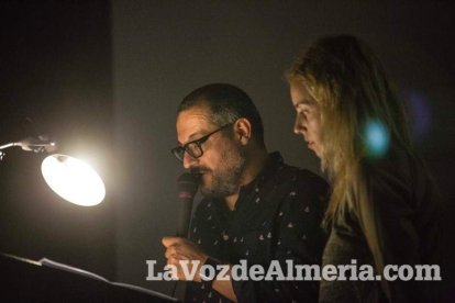Escritores, músicos y amigos de la editora Ana Santos se reúnen en la Villaespesa para repasar su legado literario. Fotos: Fran Muñoz.