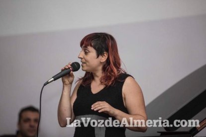 Escritores, músicos y amigos de la editora Ana Santos se reúnen en la Villaespesa para repasar su legado literario. Fotos: Fran Muñoz.