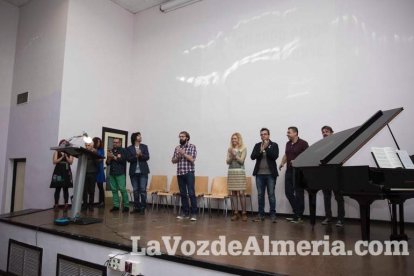 Escritores, músicos y amigos de la editora Ana Santos se reúnen en la Villaespesa para repasar su legado literario. Fotos: Fran Muñoz.