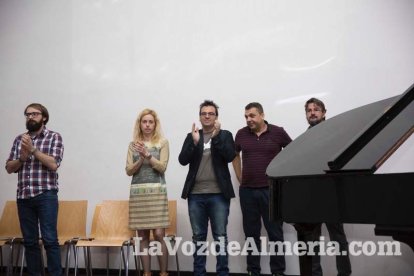 Escritores, músicos y amigos de la editora Ana Santos se reúnen en la Villaespesa para repasar su legado literario. Fotos: Fran Muñoz.