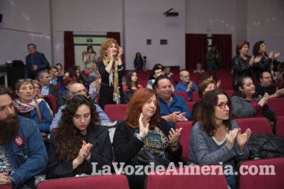 Escritores, músicos y amigos de la editora Ana Santos se reúnen en la Villaespesa para repasar su legado literario. Fotos: Fran Muñoz.