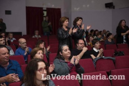 Escritores, músicos y amigos de la editora Ana Santos se reúnen en la Villaespesa para repasar su legado literario. Fotos: Fran Muñoz.