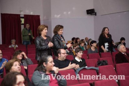 Escritores, músicos y amigos de la editora Ana Santos se reúnen en la Villaespesa para repasar su legado literario. Fotos: Fran Muñoz.