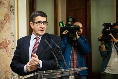 El Rey Felipe VI concluye la ronda de consultas en Zarzuela tras la cual ningún candidato tiene apoyos suficientes.