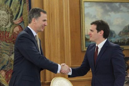 El Rey Felipe VI concluye la ronda de consultas en Zarzuela tras la cual ningún candidato tiene apoyos suficientes.