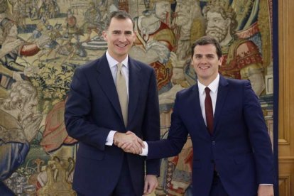 El Rey Felipe VI concluye la ronda de consultas en Zarzuela tras la cual ningún candidato tiene apoyos suficientes.