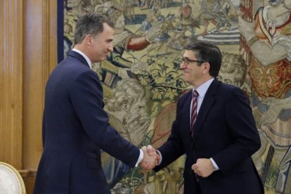 El Rey Felipe VI concluye la ronda de consultas en Zarzuela tras la cual ningún candidato tiene apoyos suficientes.