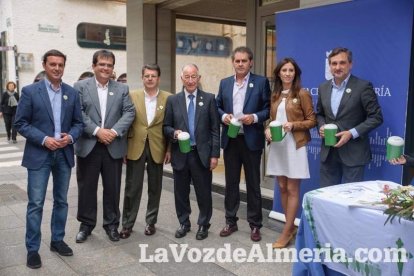 Más de 400 voluntarios salen a la calle con 40 mesas petitorias en la cuestación anual a favor de la AECC