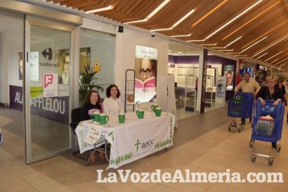 Más de 400 voluntarios salen a la calle con 40 mesas petitorias en la cuestación anual a favor de la AECC