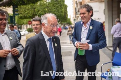 Más de 400 voluntarios salen a la calle con 40 mesas petitorias en la cuestación anual a favor de la AECC