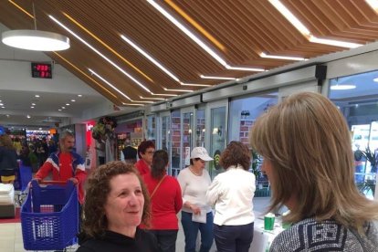 Más de 400 voluntarios salen a la calle con 40 mesas petitorias en la cuestación anual a favor de la AECC