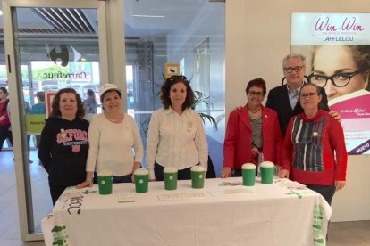 Más de 400 voluntarios salen a la calle con 40 mesas petitorias en la cuestación anual a favor de la AECC