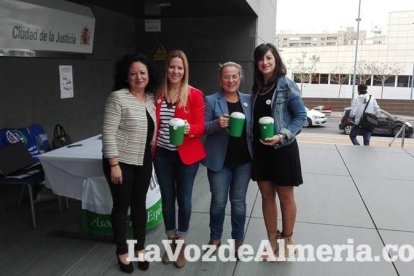 Más de 400 voluntarios salen a la calle con 40 mesas petitorias en la cuestación anual a favor de la AECC