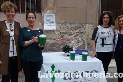 Más de 400 voluntarios salen a la calle con 40 mesas petitorias en la cuestación anual a favor de la AECC