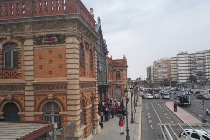 Decenas de personas apoyan a las personas con movilidad reducida