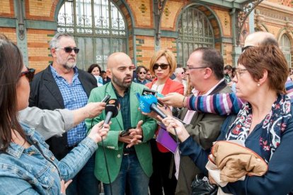 Decenas de personas apoyan a las personas con movilidad reducida