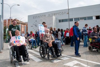 Decenas de personas apoyan a las personas con movilidad reducida