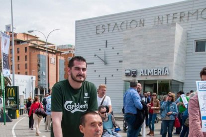 Decenas de personas apoyan a las personas con movilidad reducida