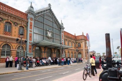 Decenas de personas apoyan a las personas con movilidad reducida