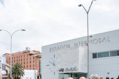 Decenas de personas apoyan a las personas con movilidad reducida