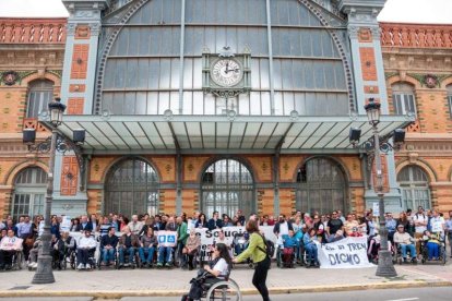 Decenas de personas apoyan a las personas con movilidad reducida