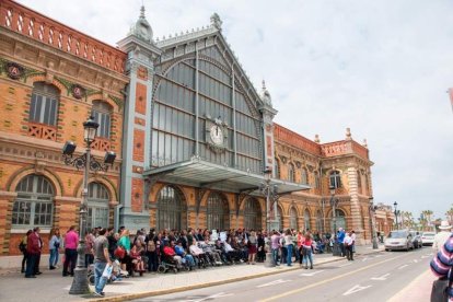 Decenas de personas apoyan a las personas con movilidad reducida