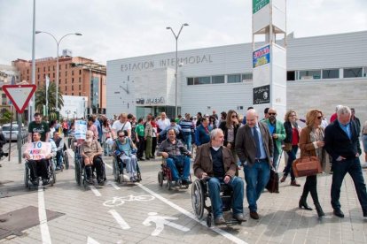 Decenas de personas apoyan a las personas con movilidad reducida