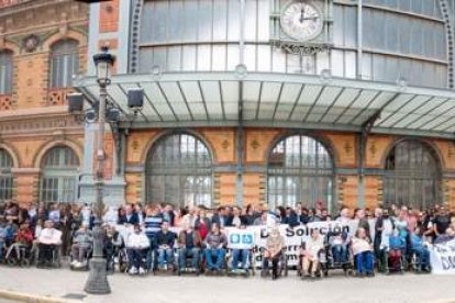 Decenas de personas apoyan a las personas con movilidad reducida