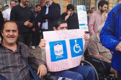 Decenas de personas apoyan a las personas con movilidad reducida