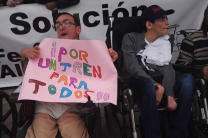 Decenas de personas apoyan a las personas con movilidad reducida