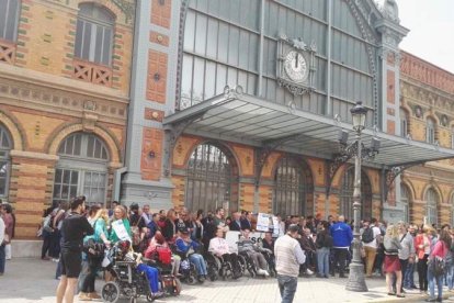 Decenas de personas apoyan a las personas con movilidad reducida