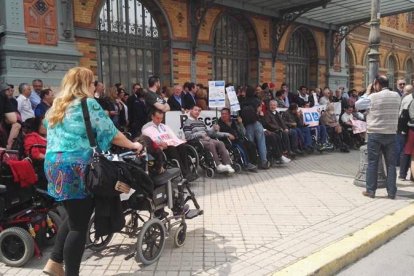 Decenas de personas apoyan a las personas con movilidad reducida