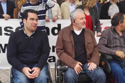 Decenas de personas apoyan a las personas con movilidad reducida