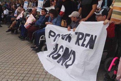 Decenas de personas apoyan a las personas con movilidad reducida