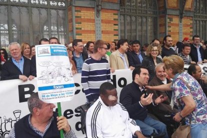 Decenas de personas apoyan a las personas con movilidad reducida