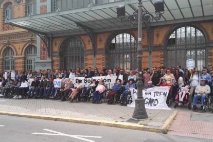 Decenas de personas apoyan a las personas con movilidad reducida