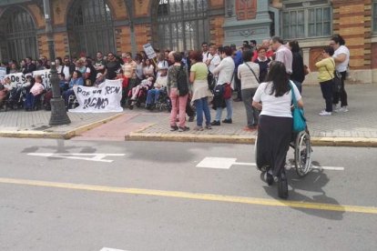 Decenas de personas apoyan a las personas con movilidad reducida