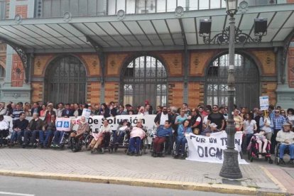 Decenas de personas apoyan a las personas con movilidad reducida