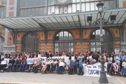 Decenas de personas apoyan a las personas con movilidad reducida