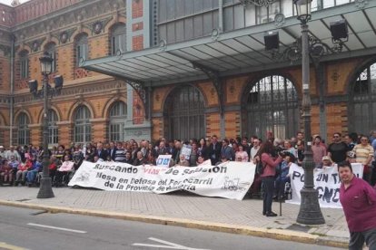 Decenas de personas apoyan a las personas con movilidad reducida