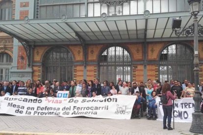 Decenas de personas apoyan a las personas con movilidad reducida