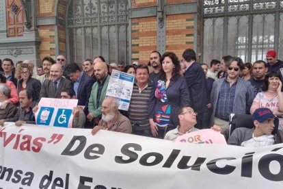 Decenas de personas apoyan a las personas con movilidad reducida