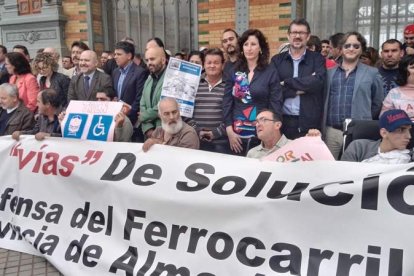 Decenas de personas apoyan a las personas con movilidad reducida