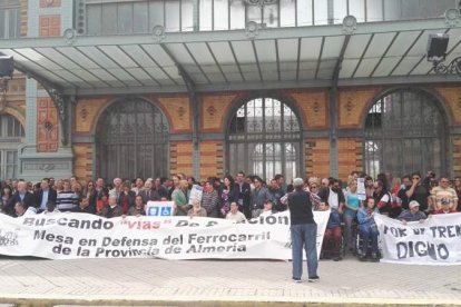 Decenas de personas apoyan a las personas con movilidad reducida