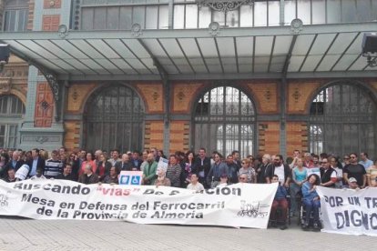 Decenas de personas apoyan a las personas con movilidad reducida